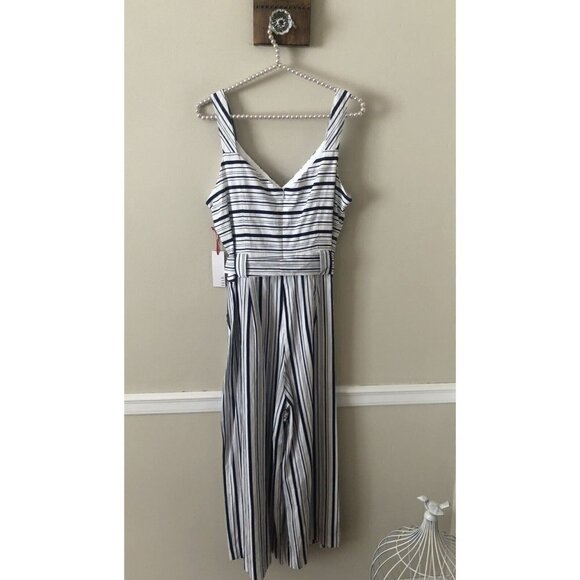 NWT Elle Womens Size M Blue White Stripe Romper Sleeveless Pockets Wide Leg - Picture 4 of 6